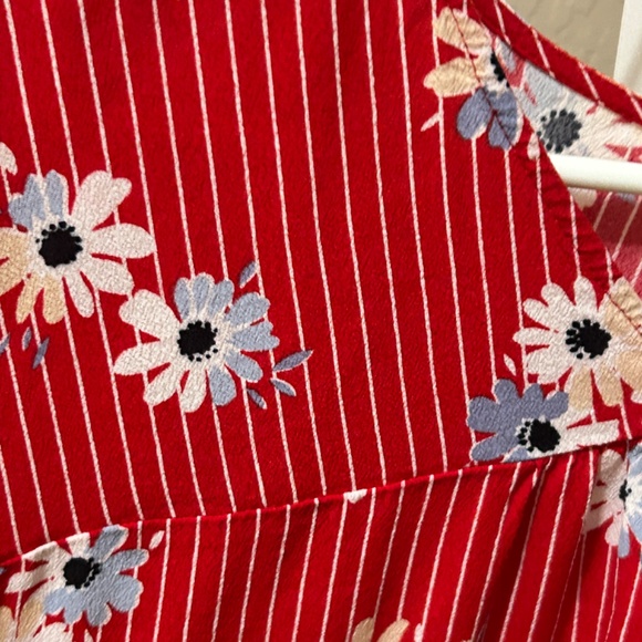 LIKE NEW! Women's Maxwell Red Floral 3/4 Top - XS - Picture 8 of 11